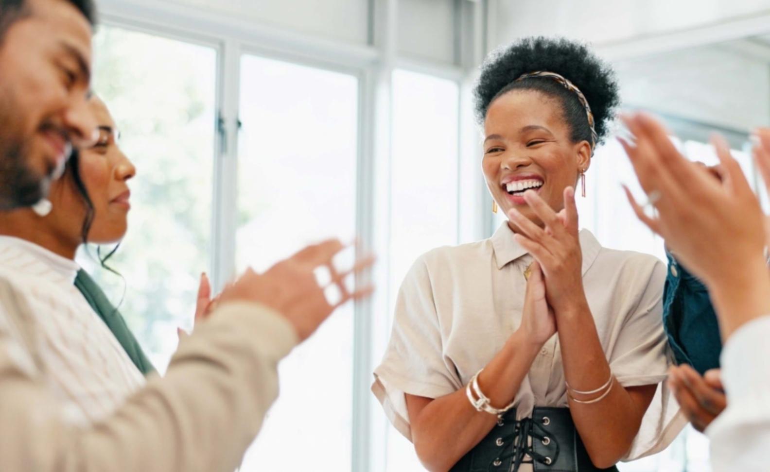 Étudiant suivant des cours en ligne depuis son domicile avec interface de formation interactive